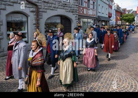 Die traditionelle Kostümgruppe Alt Radolfzell während der Prozession der Hausmeister in der Altstadt von Radolfzell am Bodensee Stockfoto