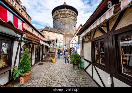 Gasse mit kleinen Geschäften im Handwerkerhof, hinter Frauentorturm, Nürnberg, Mittelfrankreich, Bayern, Deutschland Stockfoto
