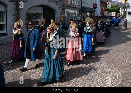 Die traditionelle Kostümgruppe Alt Radolfzell während der Prozession der Hausmeister in der Altstadt von Radolfzell am Bodensee Stockfoto