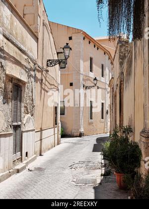 Alte Straße in Ortigia, Siracusa, Sizilien, Italien Stockfoto