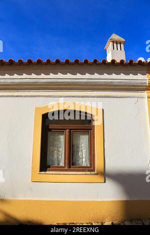 Farbenfrohe und traditionelle portugiesische Fassade in Ferragudo, Portugal Stockfoto
