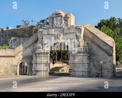 Porta Spagnola (Italienisch für Spanisches Tor), auch bekannt als Porta di Terra (Landtor), ist ein Stadttor in Augusta, Sizilien, Italien Stockfoto