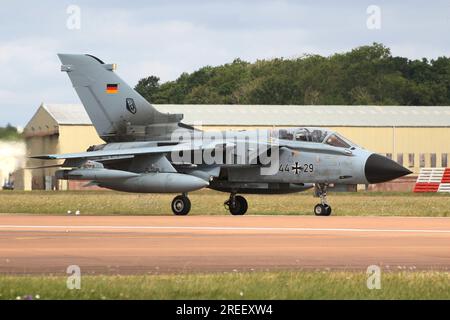 44+29, ein Panavia Tornado IDS, das von der Deutschen Luftwaffe betrieben wird und auf der RAF Fairford in Gloucestershire, England ankommt, um an der Royal International Air Tattoo 2023 (RIAT 2023) teilzunehmen. Stockfoto