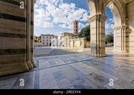 Blick von der Veranda, Portico oder Narthex, auf die Piazza San Martino und die Kirche San Giovanni, Kathedrale, Cattedrale di San Martino und Duomo di Stockfoto