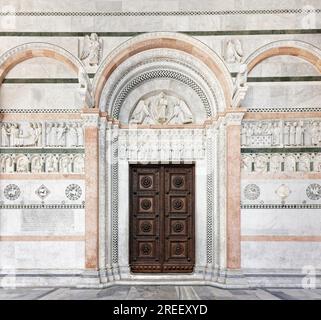 Die Hauptfassade des zentralen Portals mit der Himmelfahrt Christi im Trommelfell, Lintel oder Architrave mit Maria, Mutter Gottes, zwischen Aposteln, Bildhauer Stockfoto