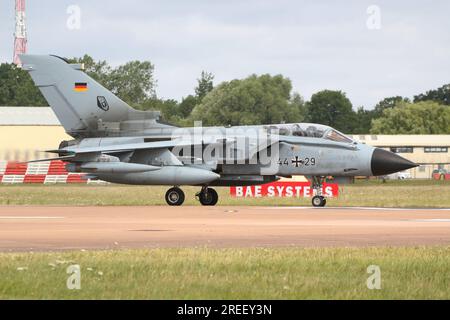 44+29, ein Panavia Tornado IDS, das von der Deutschen Luftwaffe betrieben wird und auf der RAF Fairford in Gloucestershire, England ankommt, um an der Royal International Air Tattoo 2023 (RIAT 2023) teilzunehmen. Stockfoto