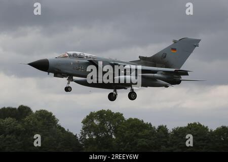 44+29, ein Panavia Tornado IDS, das von der Deutschen Luftwaffe betrieben wird und auf der RAF Fairford in Gloucestershire, England ankommt, um an der Royal International Air Tattoo 2023 (RIAT 2023) teilzunehmen. Stockfoto