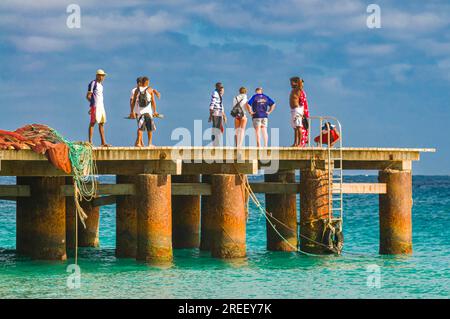 Fischer stehen auf dem Pier im Meer. Santa Maria. Sal. Cabo Verde. Afrika Stockfoto