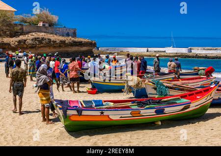 Fisher Boote am Sandstrand von Tarrafal. Santiago. Cabo Verde. Afrika Stockfoto