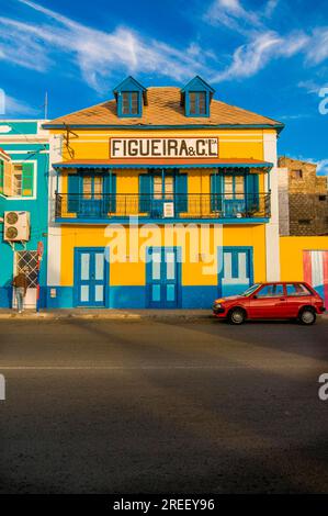 Farbenfrohe Gebäude in San Vincente. Mindelo. Cabo Verde. Afrika Stockfoto