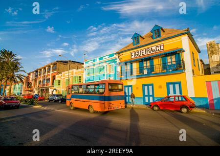 Farbenfrohe Gebäude in San Vincente. Mindelo. Cabo Verde. Afrika Stockfoto