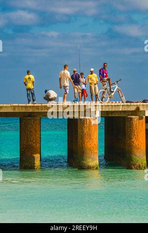 Fischer stehen auf dem Pier im Meer. Santa Maria. Sal. Cabo Verde. Afrika Stockfoto