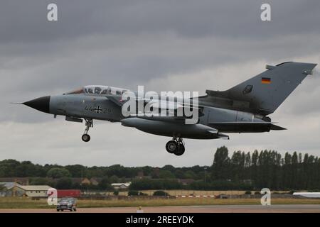 44+29, ein Panavia Tornado IDS, das von der Deutschen Luftwaffe betrieben wird und auf der RAF Fairford in Gloucestershire, England ankommt, um an der Royal International Air Tattoo 2023 (RIAT 2023) teilzunehmen. Stockfoto