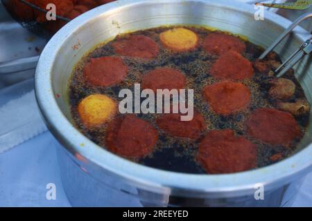 salvador, bahia, brasilien - Jule 15, 2023: Acaraje in Palmöl in der Stadt Salvador braten. Stockfoto