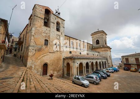 Chiesa madre SS Pietro e Paolo, Kirche, Superweitwinkelobjektiv, geparkte Autos, historischer Platz, Petralia Soprana, Platz im Nationalpark, Madonie Stockfoto