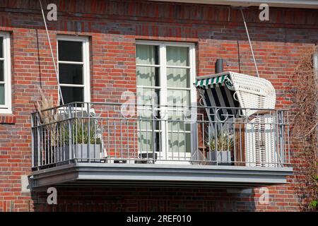 Balkon mit Liegestuhl in einem Wohngebäude, Oldenburg in Oldenburg, Niedersachsen Stockfoto