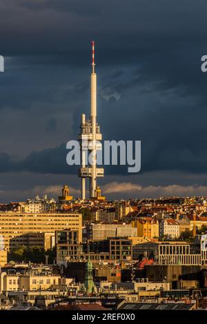 Stürmischer Himmel hinter dem Zizkovska vez-Turm in Prag, Tschechische Republik Stockfoto