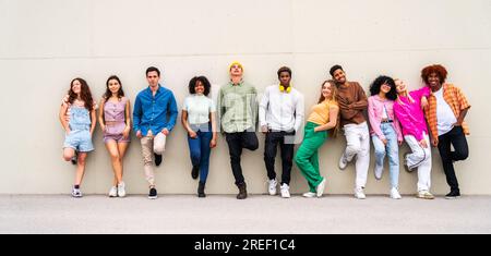 Fröhliche multiethnische Gruppe junger Freunde, die sich im Freien anfreunden - multiethnische Millennials Studenten, die sich in der Stadt treffen, Jugendkonzepte, Menschen li Stockfoto