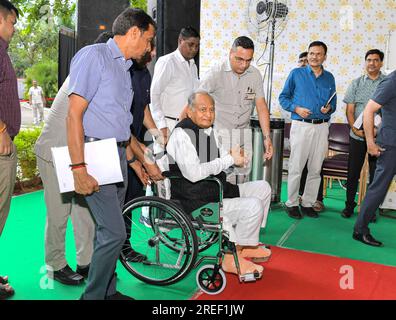 Jaipur, Indien. 27. Juli 2023. Der Chefminister von Rajasthan, Ashok Gehlot, kommt zu einer Pressekonferenz in seiner Residenz in Jaipur. (Foto: Sumit Saraswat/Pacific Press) Kredit: Pacific Press Media Production Corp./Alamy Live News Stockfoto