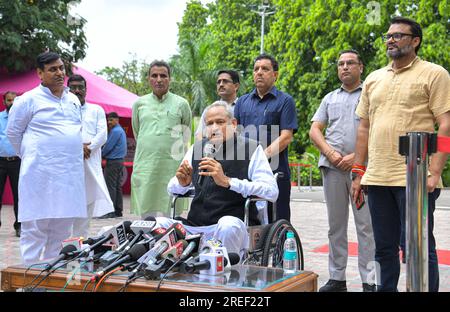 Jaipur, Rajasthan, Indien. 27. Juli 2023. Rajasthan Chefminister Ashok Gehlot hält eine Pressekonferenz in seiner Residenz in Jaipur. (Kreditbild: © Sumit Saraswat/Pacific Press via ZUMA Press Wire) NUR REDAKTIONELLE VERWENDUNG! Nicht für den kommerziellen GEBRAUCH! Stockfoto