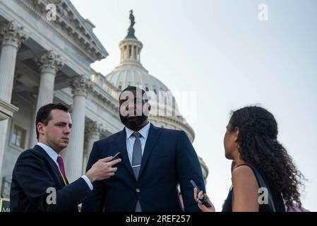 Washington, Vereinigte Staaten. 26. Juli 2023. Der Vertreter der Vereinigten Staaten Byron Donalds (Republikaner von Florida) spricht vor der Presse, wenn er das Capitol am Mittwoch, den 26. Juli 2023 in Washington, DC verlässt. Kredit: Annabelle Gordon/CNP/dpa/Alamy Live News Stockfoto