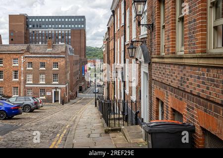 Elegante georgianische Backsteinhäuser in der gepflasterten Paradise Street, Sheffield, South Yorkshire, Großbritannien, am 24. Juli 2023 Stockfoto