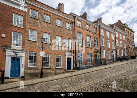 Elegante georgianische Backsteinhäuser in der gepflasterten Paradise Street, Sheffield, South Yorkshire, Großbritannien, am 24. Juli 2023 Stockfoto