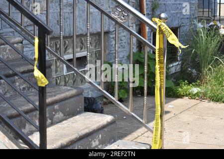 Philadelphia, Usa. 27. Juli 2023. Polizeivideo auf der Treppe des Hauses. (Foto: Kyle Mazza/SOPA Images/Sipa USA) Guthaben: SIPA USA/Alamy Live News Stockfoto