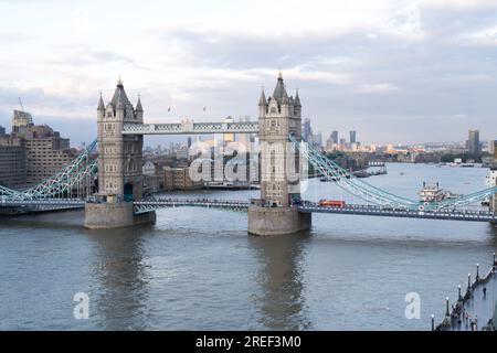 London UK, den 27. Juli 2023. Wetter in Großbritannien. Wolkiger Himmel über der London Tower Bridge mit Blick auf Canary Wharf auf der Isle of Dogs, UK Credit: Xiu Bao/Alamy Live News Stockfoto