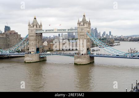 London UK, den 27. Juli 2023. Wetter in Großbritannien. Wolkiger Himmel über der London Tower Bridge mit Blick auf Canary Wharf auf der Isle of Dogs, UK Credit: Xiu Bao/Alamy Live News Stockfoto