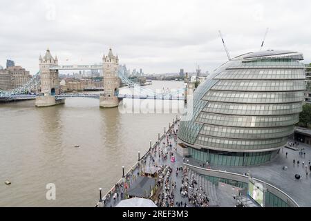 London UK, den 27. Juli 2023. Wetter in Großbritannien. Wolkiger Himmel über der London Tower Bridge mit Blick auf Canary Wharf auf der Isle of Dogs, UK Credit: Xiu Bao/Alamy Live News Stockfoto