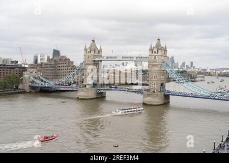 London UK, den 27. Juli 2023. Wetter in Großbritannien. Wolkiger Himmel über der London Tower Bridge mit Blick auf Canary Wharf auf der Isle of Dogs, UK Credit: Xiu Bao/Alamy Live News Stockfoto