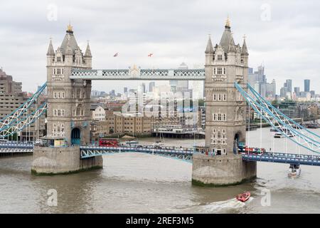 London UK, den 27. Juli 2023. Wetter in Großbritannien. Wolkiger Himmel über der London Tower Bridge mit Blick auf Canary Wharf auf der Isle of Dogs, UK Credit: Xiu Bao/Alamy Live News Stockfoto