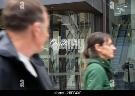 Coutts-Schild am Eingang zur Coutts-Privatbank in Strand London England Stockfoto