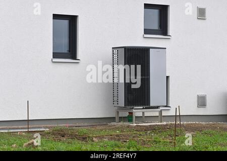 Allershausen, Deutschland. 27. Juli 2023. Thema: Fotowärmepumpe. Viessmann Wärmepumpe in einem neu gebauten Einfamilienhaus in Bayern. ? Kredit: dpa/Alamy Live News Stockfoto