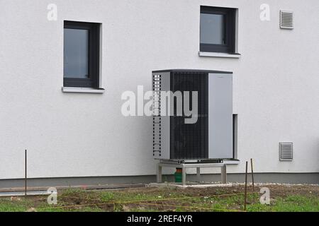 Allershausen, Deutschland. 27. Juli 2023. Thema: Fotowärmepumpe. Viessmann Wärmepumpe in einem neu gebauten Einfamilienhaus in Bayern. ? Kredit: dpa/Alamy Live News Stockfoto
