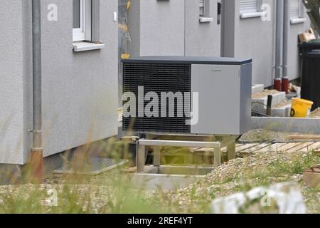 Allershausen, Deutschland. 27. Juli 2023. Thema: Fotowärmepumpe. Die Wärmepumpe der Marke Viessmann in einem neuen Gebäude, Einfamilienhaus in Bayern. Terrassenhaus. ? Kredit: dpa/Alamy Live News Stockfoto
