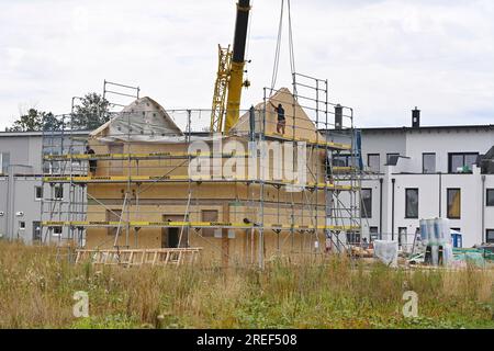 Allershausen, Deutschland. 27. Juli 2023. Die Arbeiter richten ein vorgefertigtes Gebäude, ein vorgefertigtes Gebäude, vorgefertigte Teile, ein Gebäude, ein Einfamilienhaus, Schale, Gerüste, Baustelle, Neubaustelle, Bauindustrie, Neubau in Bayern. Gebäude, Immobilien, Neubau, Gebäudebereich, Neubau. Wohnungsbau, Mietwohnung, Miete, Bauboom, Miethaus, Baugewerbe, Baugewerbe, Immobilien, Immobilien, Baustelle, Baustelle. ? Kredit: dpa/Alamy Live News Stockfoto