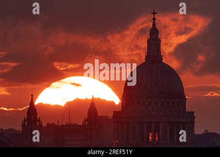 London, Großbritannien. 27. Juli 2023. Wetter in Großbritannien: Dramatischer Sonnenuntergang über St. Paul's Cathedral. Kredit: Guy Corbishley/Alamy Live News Stockfoto