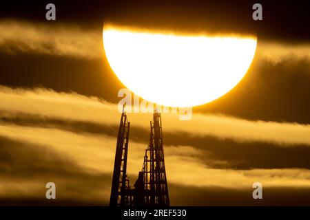 London, Großbritannien. 27. Juli 2023. UK Weather: Dramatischer Sonnenuntergang über dem Shard Skyscraper Gebäude. Kredit: Guy Corbishley/Alamy Live News Stockfoto