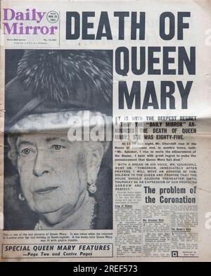 Tod von Königin Mary. Nachrichten auf der Titelseite der Tageszeitung "Daily Mirror". 25. März 1953 (26. Mai 1867 – 24. März 1953) eine alte, abgenutzte Ausgabe der Zeitung aus den 1950er Jahren. Mary von Teck, Ehefrau von George V. Stockfoto