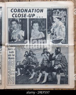 Queen Elizabeth II. Krönung Spezial, 2. Juni 1953. Die Zeitung Daily Mirror. Nachrichten auf der Titelseite. Vom 3. Juni 1953. Eine alte gebrauchte Kopie einer britischen Boulevardzeitung. 1950er Vereinigtes Königreich. Stockfoto