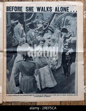 Queen Elizabeth II. Krönung Spezial, 2. Juni 1953. Die Zeitung Daily Mirror. Nachrichten auf der Titelseite. Vom 3. Juni 1953. Eine alte gebrauchte Kopie einer britischen Boulevardzeitung. 1950er Vereinigtes Königreich. Stockfoto