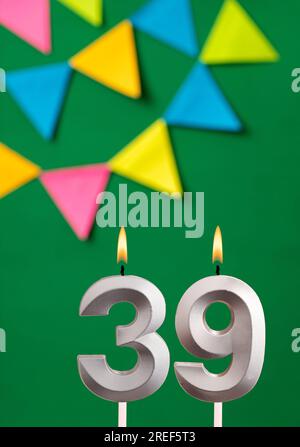 Kerze zum 39. Geburtstag - Grüne Jubiläumskarte mit Wimpeln Stockfoto