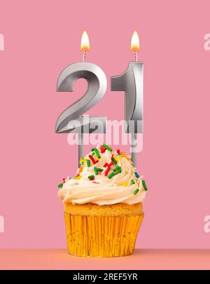 Geburtstagskarte mit Cupcake und Kerze Nummer 21 Stockfoto