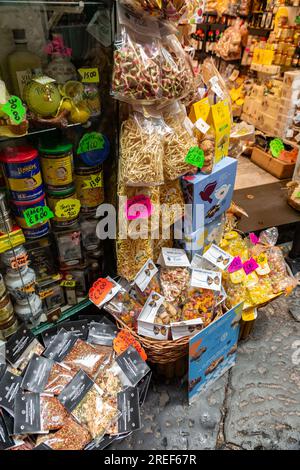 Neapel, Italien - 9. April 2022: Lokale Pasta, die in einem lokalen Geschäft in der Via dei Tribunali, Neapel, Italien, verkauft wird. Stockfoto