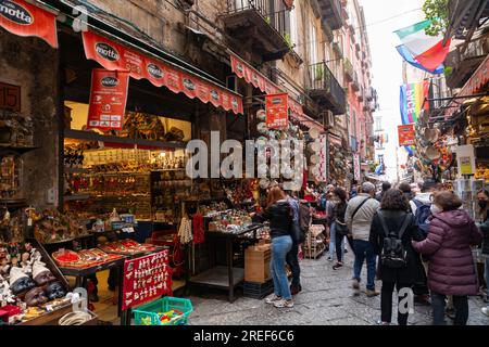 Neapel, Italien - 9. April 2022: Allgemeine Architektur und Blick auf die Straße im Stadtzentrum von Neapel, Kampanien, Italien. Via San Gregorio Armeno. Stockfoto