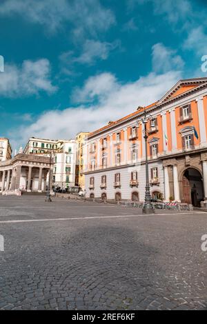 Neapel, Italien - 8. April 2022: Der Palazzo della Prefettura oder Palast der Präfektur ist ein monumentaler Palast an der zentralen Piazza del Plebi Stockfoto