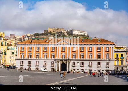 Neapel, Italien - 8. April 2022: Der Palazzo della Prefettura oder Palast der Präfektur ist ein monumentaler Palast an der zentralen Piazza del Plebi Stockfoto