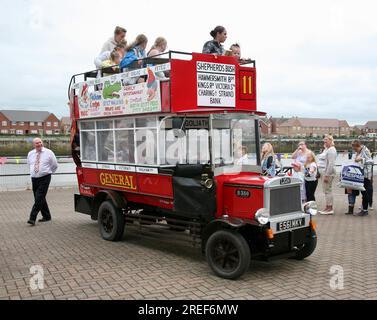 Ein alter Oldtimer-Omnibus im Hafen von Fleetwood, Lancashire, Großbritannien, Europa Stockfoto